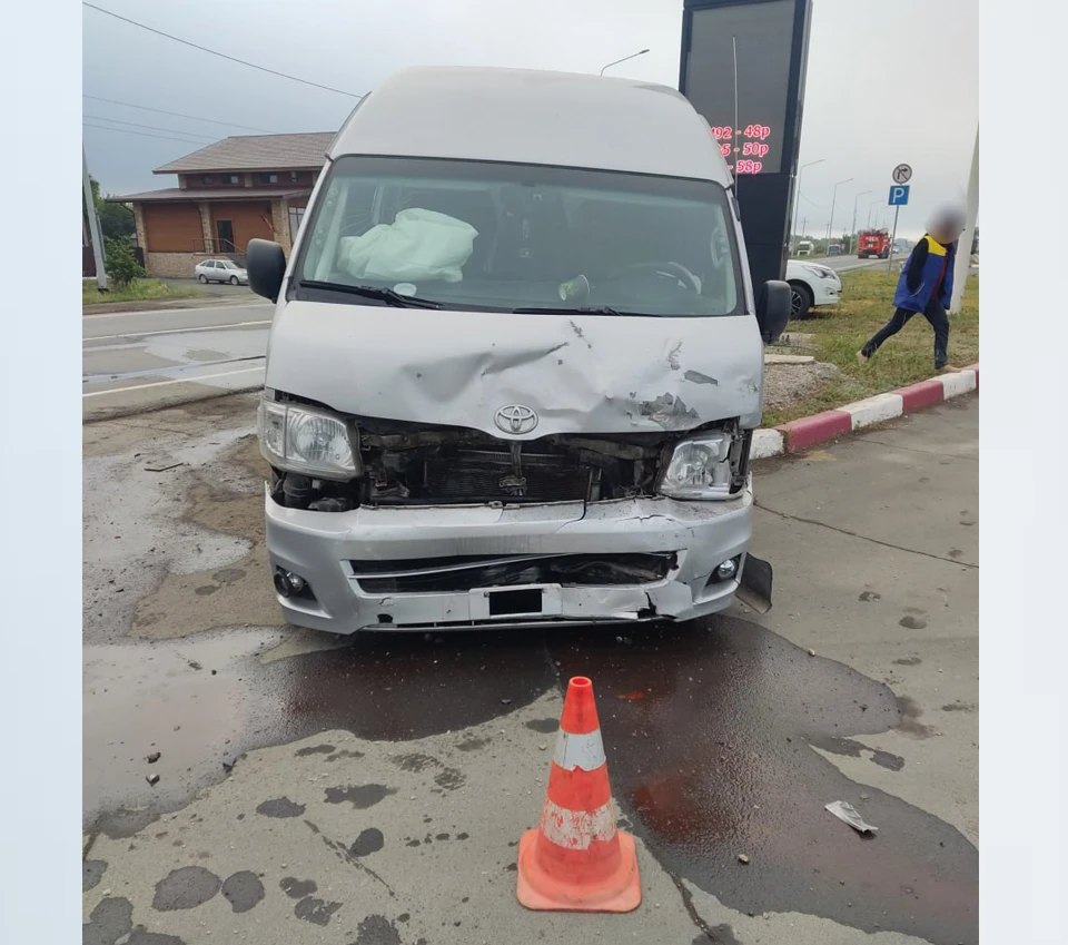 Два пассажира иномарки скончались в больнице.