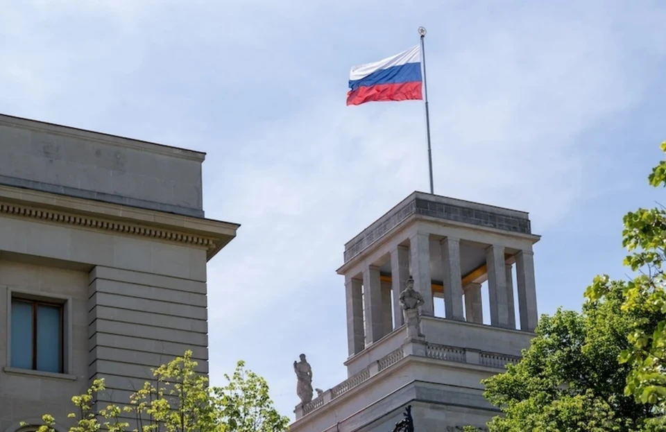 Консул РФ встретился с главным редактором и шеф-редактором Sputnik Азербайджан