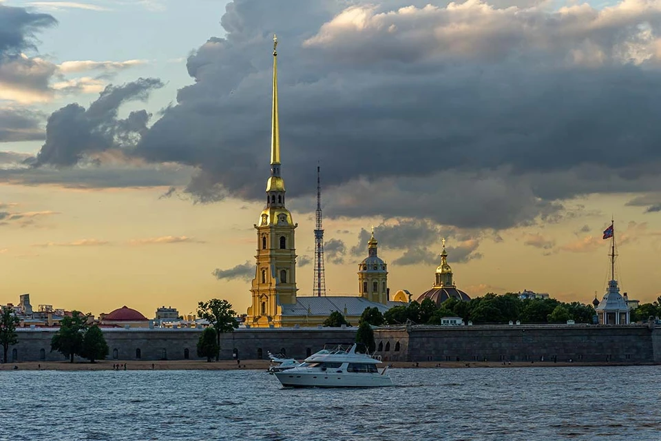 Столбик термометра в Северной столице показал +28,7 градуса.