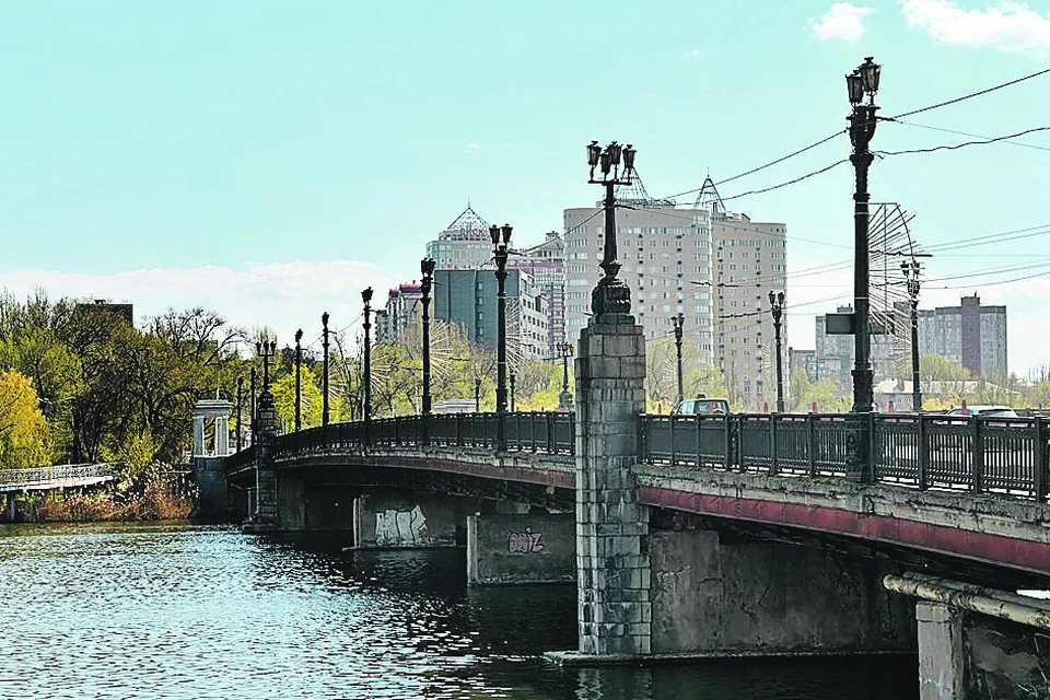 Продолжается восстановление моста через реку Кальмиус в центре Донецка.