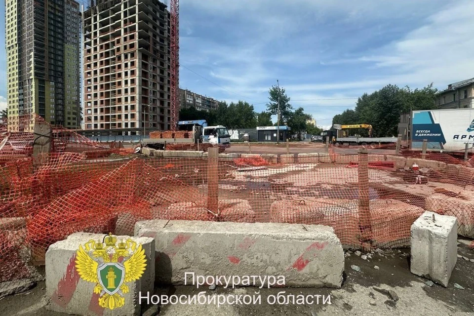 На подрядчика составили протокол из-за неубранной после ремонта территории. Фото: пресс-служба прокуратуры по Новосибирской области.