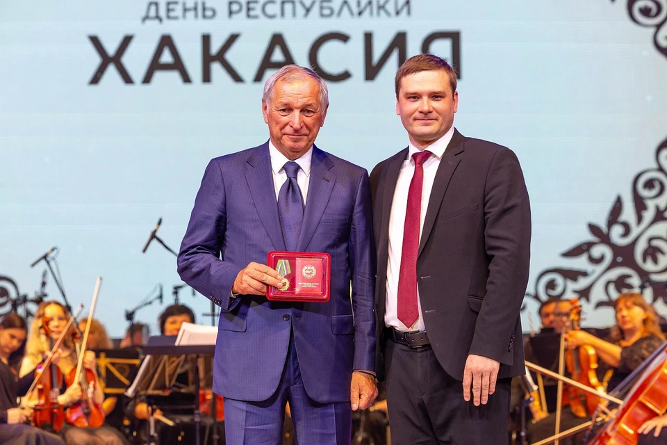Константин Струков получает награду из рук Валентина Коновалова. Фото: пресс-служба Главы и правительства Республики Хакасия.