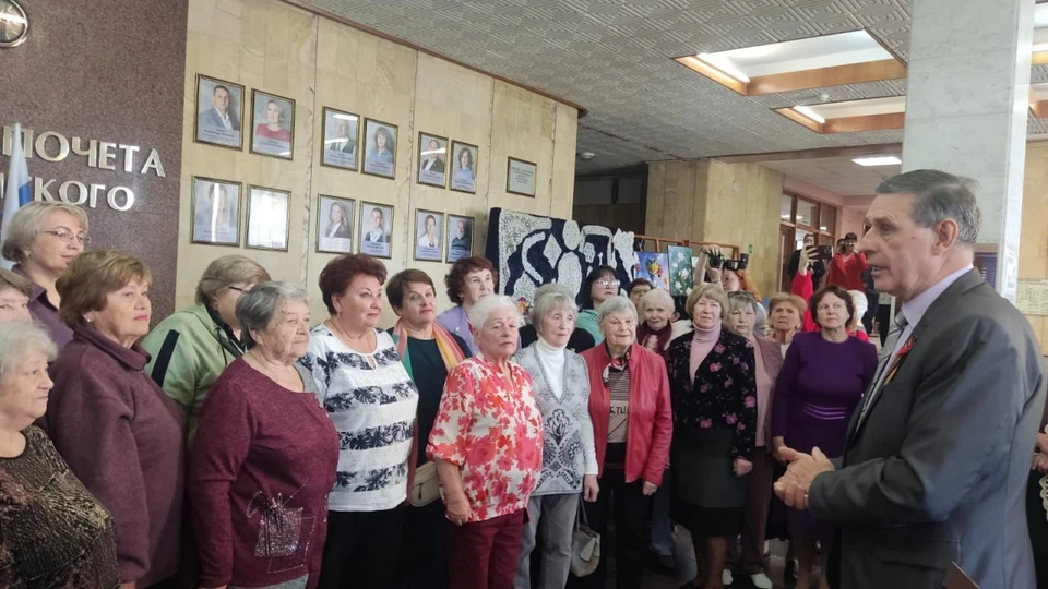 Гости выставки сердечно поблагодарили рукодельниц и вручили им дипломы и подарки.