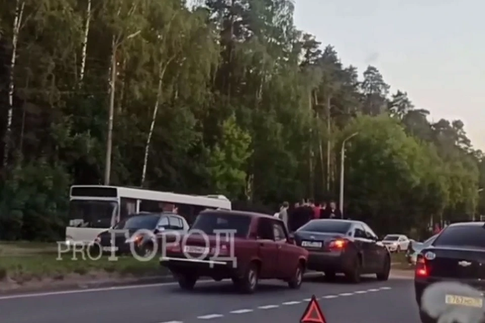 Машина буквально перескочила через разделительную полосу. Фото: телеграм-канал Про Город Ярославль