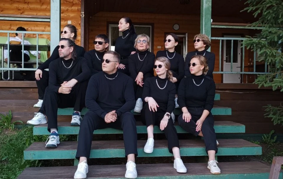 Родители полтора месяца репетировали танец в тайне от детей. Фото предоставлено родителями выпускников