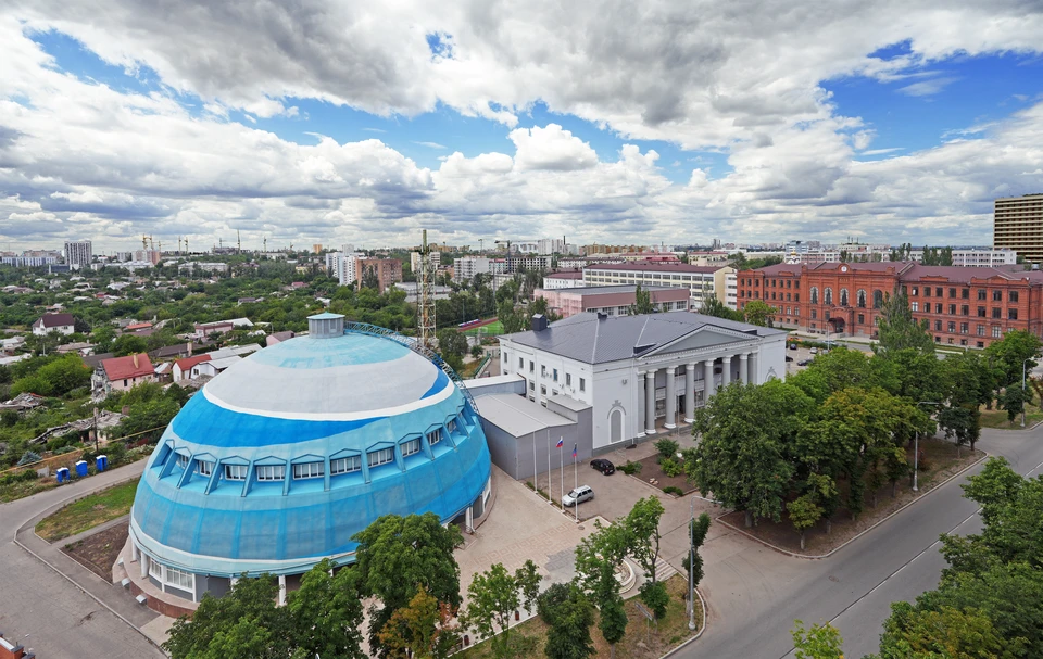 Вид на спортивный центр МГУ им. Куинджи, городскую филармонию и ПГТУ