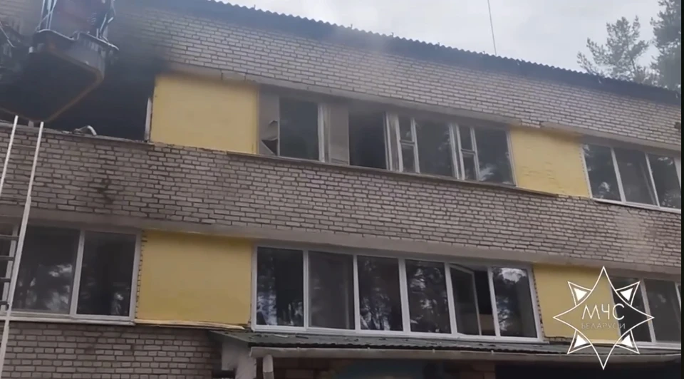 В оздоровительном лагере под Молодечно загорелся спальный корпус. Фото: кадр видео МЧС Беларуси