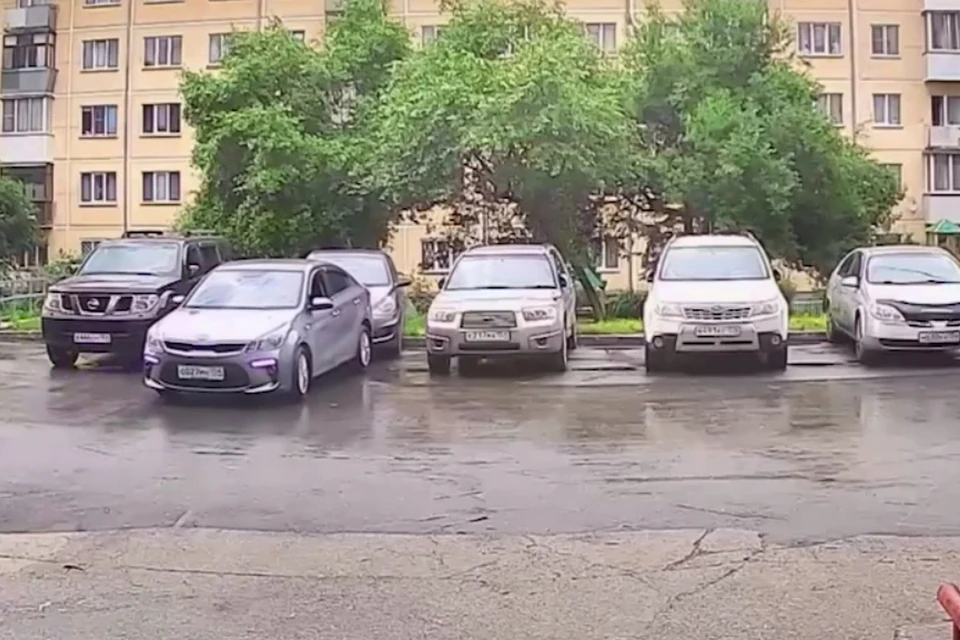 В Новосибирске женщина на иномарке вытолкнула другое авто с парковочного места. Фото: скрин с записи