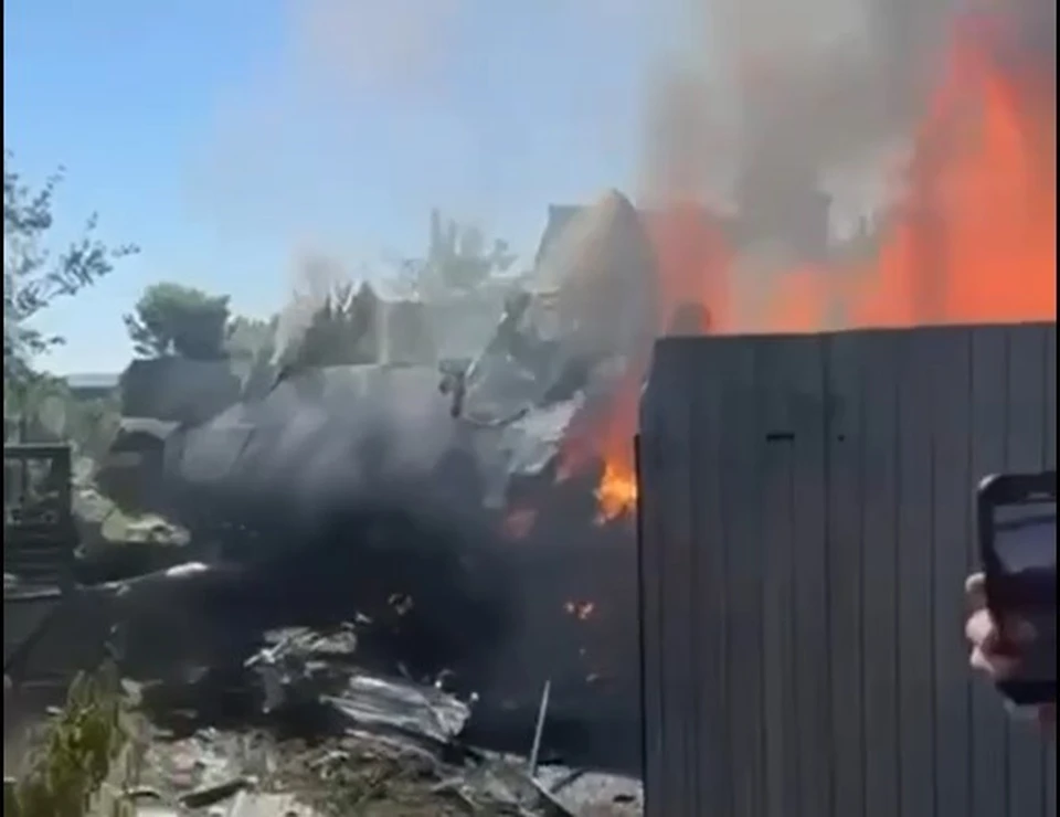 На месте происшествия возник пожар.