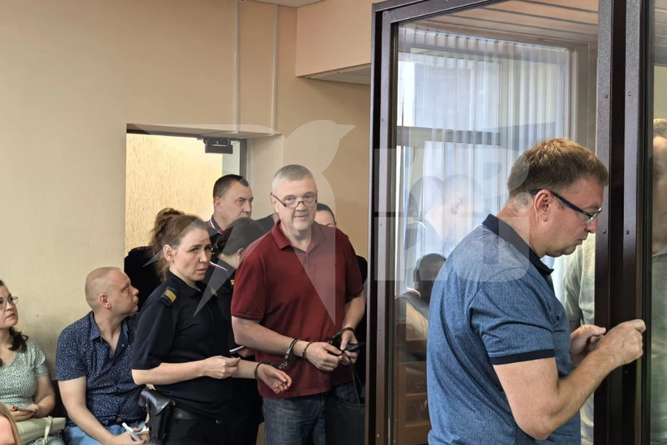Перед началом заседания экс-глава ГУ МЧС России по Самарской области пообщался с журналистами
