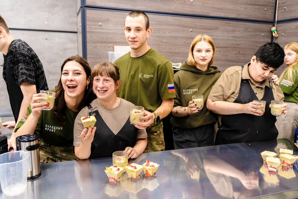 Активисты организовали для детей мастер-класс по кондитерскому искусству. Фото: Молодежка Народного фронта