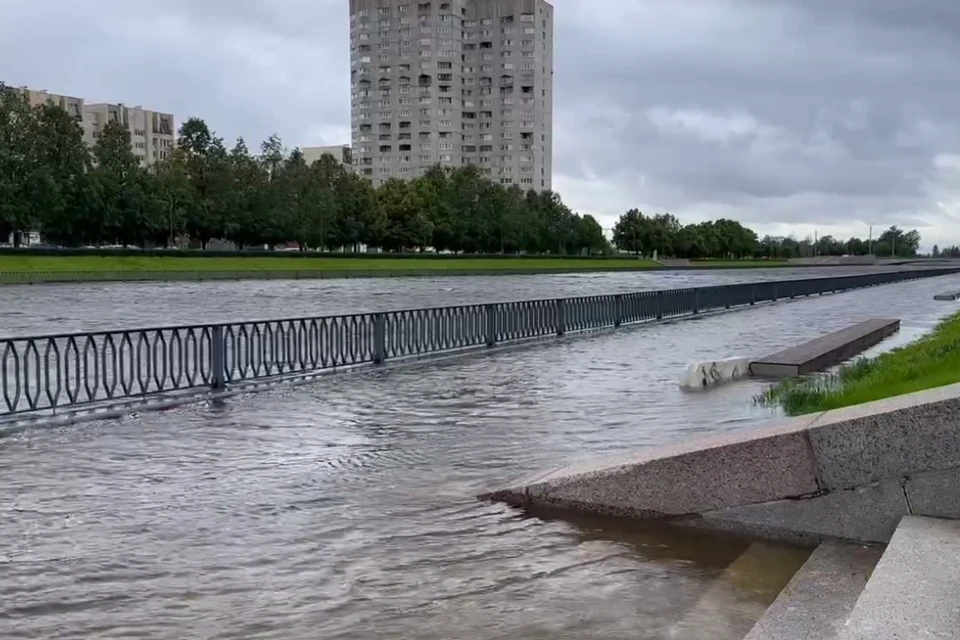 Набережная Смоленки опять под водой. И так при каждом сильном подъеме уровня воды. Фото: t.me/bloknot_bakhanovich