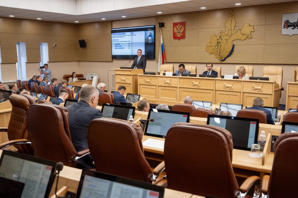 До сентября парламентарии будут работать в своих округах. Фото: Татьяна Глюк