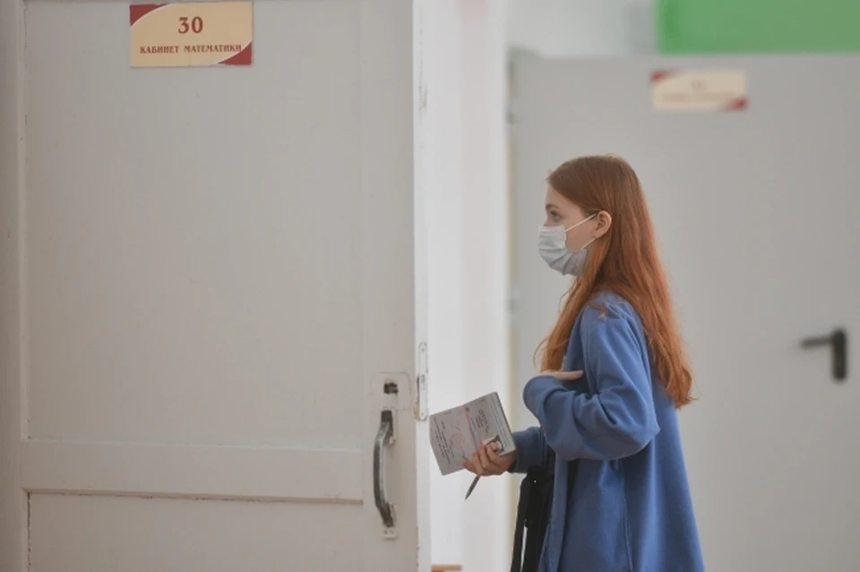 В этом году нет выпускников, которые получили 100 баллов по двум предметам.