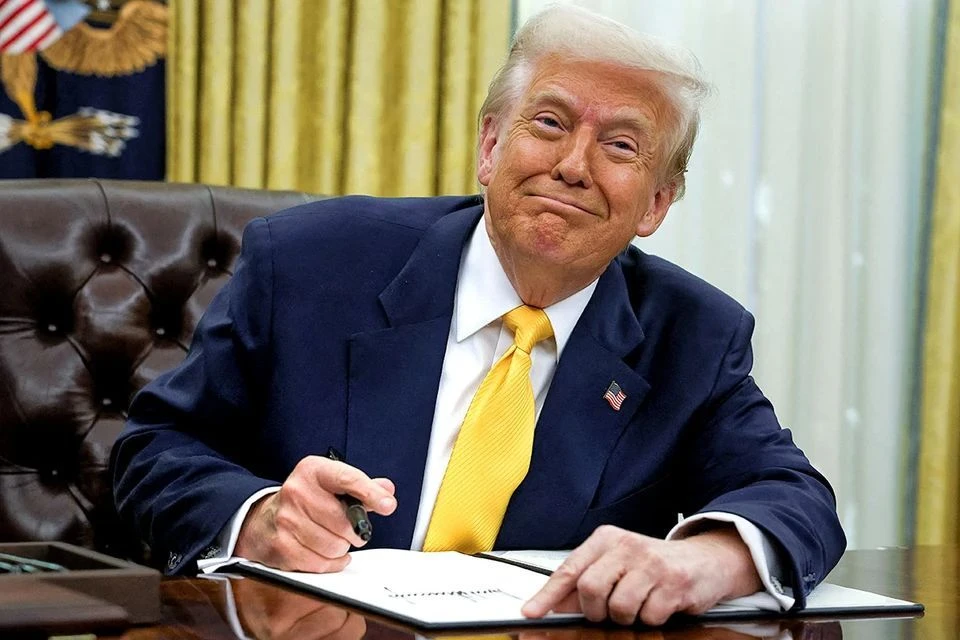 Трамп отнял часы у Рубио и произнес нелепую фразу: Госсекретарь выдал жуткую гримасу