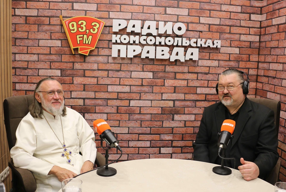 О любви, семье и верности: на радио «Комсомольская правда» в Туле – настоятель Свято-Никольского храма отец Сергий. Фото: Анна КОНЕВА.