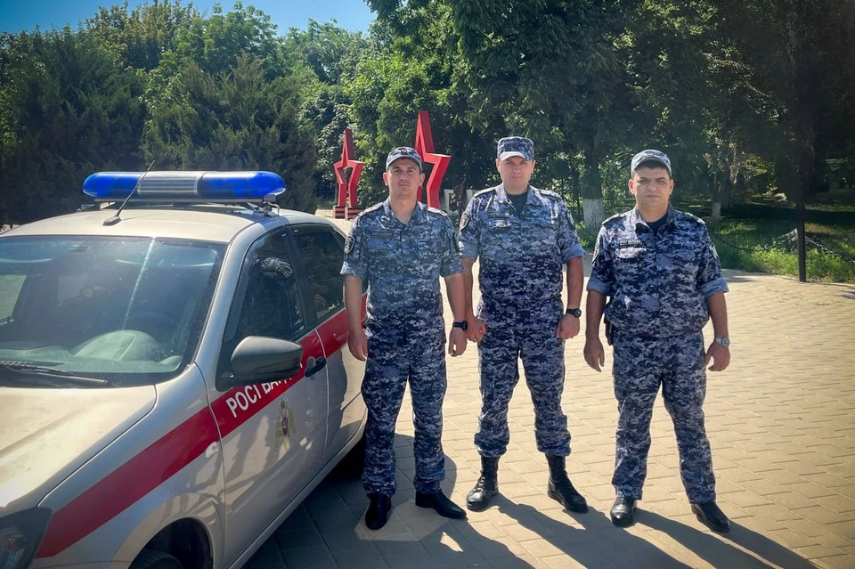 Аслан Цику, Алексей Клименко и Рафаэль Гусейнов помогли девушке, упавшей в обморок Фото: пресс-служба Главного управления Росгвардии по Краснодарскому краю