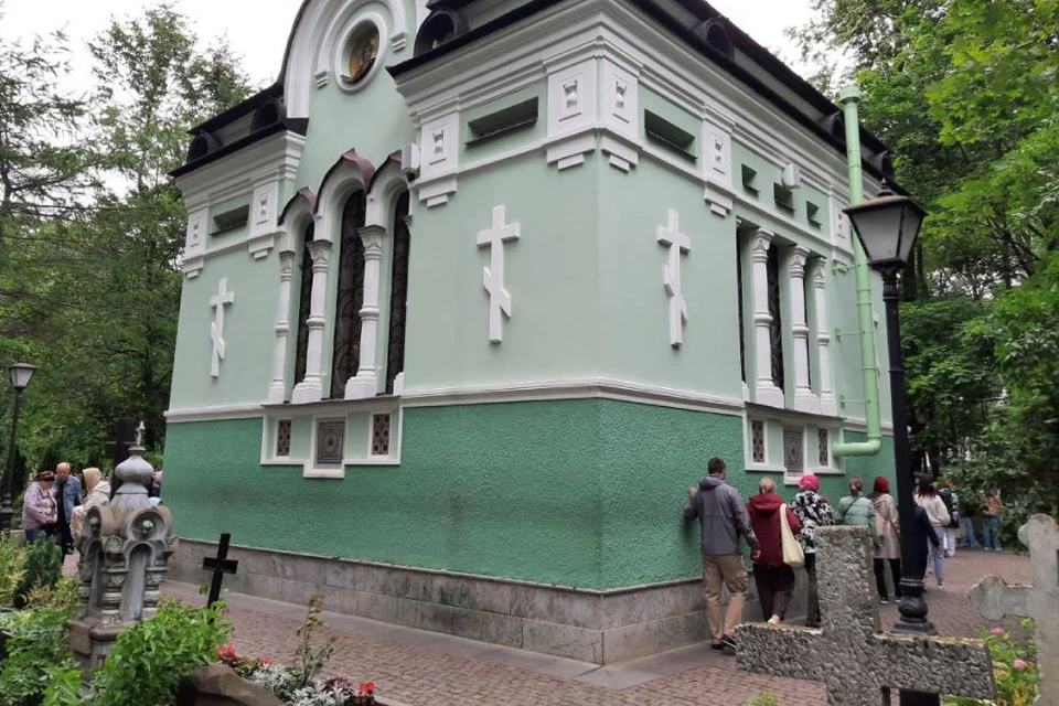 Чиновника похоронят в нескольких метрах от часовни Ксении Петербургской, под которой находится могила святой.