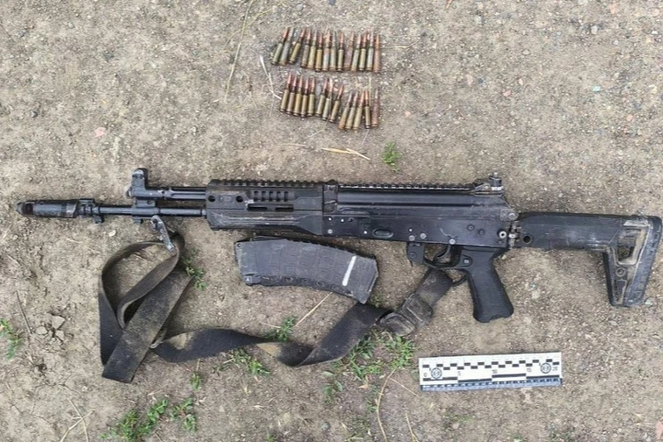 30 патронов калибра 5,45 миллиметра и автомат Калашникова АК-102 тайно хранил житель Каменки. Фото: ГУ МВД России по Запорожской области