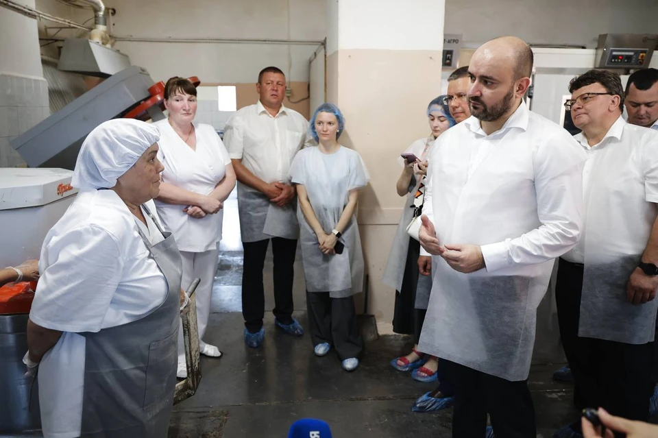 Глава региона побывал на социальных объектах, посмотрел, как идет ремонт дорог, пообщался с жителями