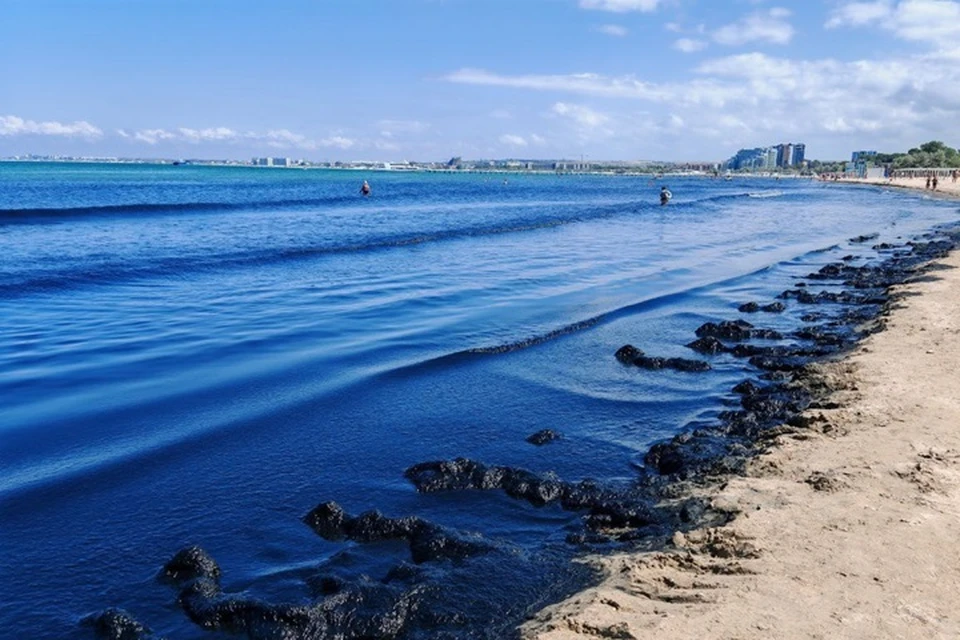 Морская вода на центральном пляже Анапы почернела. Фото: Андрей Маковозов