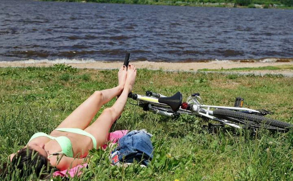 Загорать при такой жаре надо аккуратно.