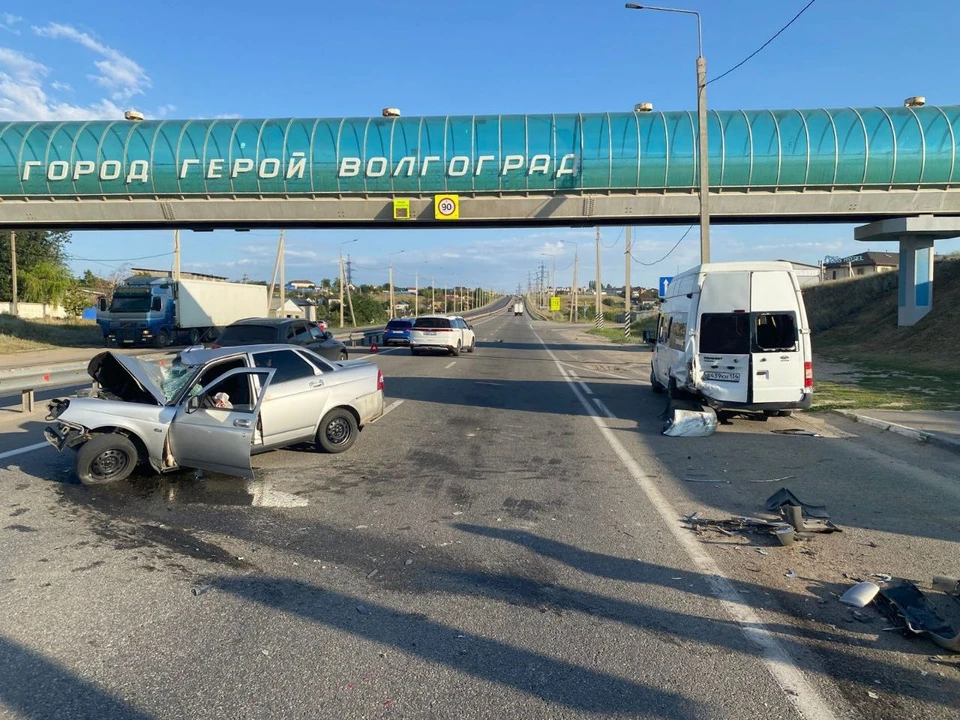 В ДТП пострадали 3 машины и 2 человека.