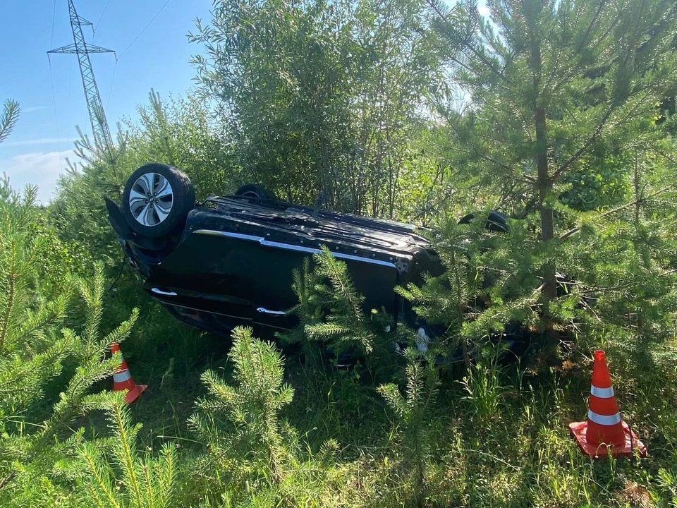 На Ямале два человека получили травмы, перевернувшись в кювет. Фото: ГИБДД ЯНАО