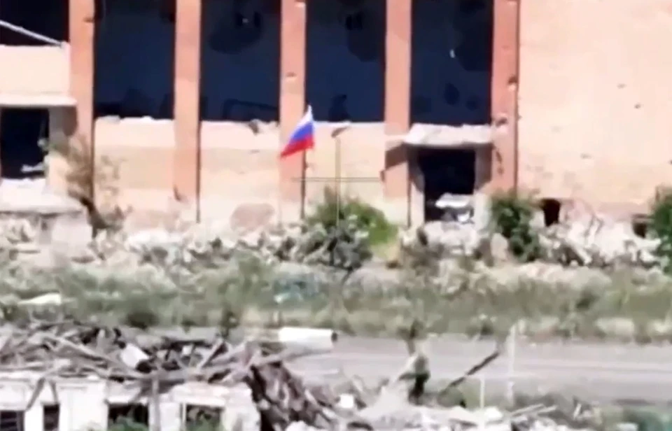 Убедившись в отсутствии противника, военнослужащие развернули российские флаги в различных частях села Карла Маркса
