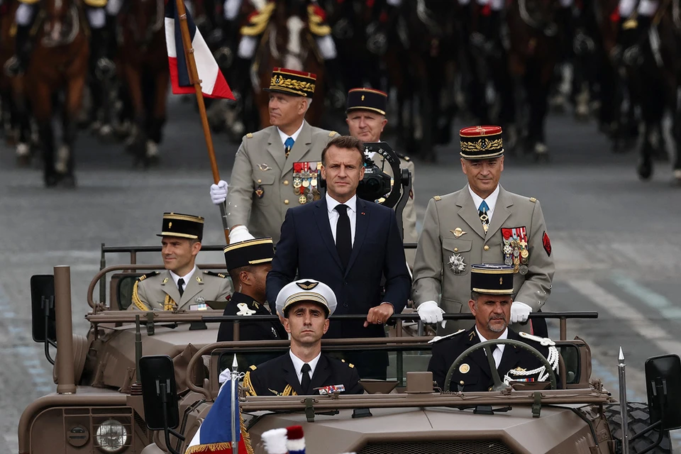 Президент Франции Эмманюэль Макрон в сопровождении премьер-министра Франсуа Байру и главы Минобороны Себастьена Лекорню выступил с речью перед военными накануне парада в честь взятия Бастилии.