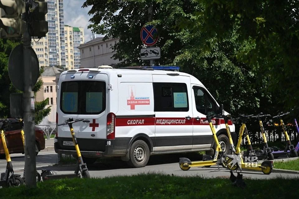 В Екатеринбурге спасли самокатчика, влетевшего в бордюр на скорости