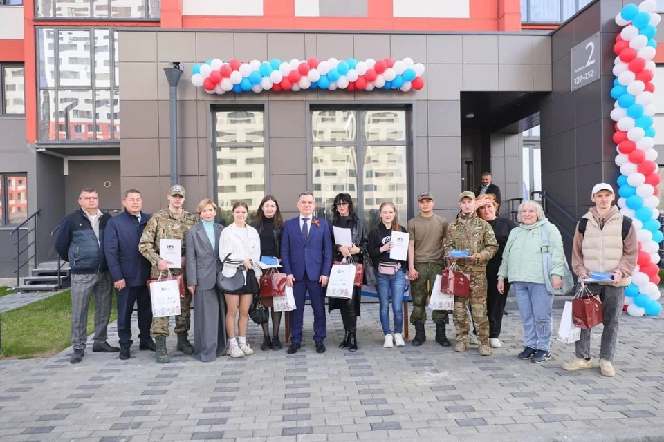 Часть ребят заселилась в квартиры от города, остальные купили их по сертификату. Фото: мэрия Новосибирска.