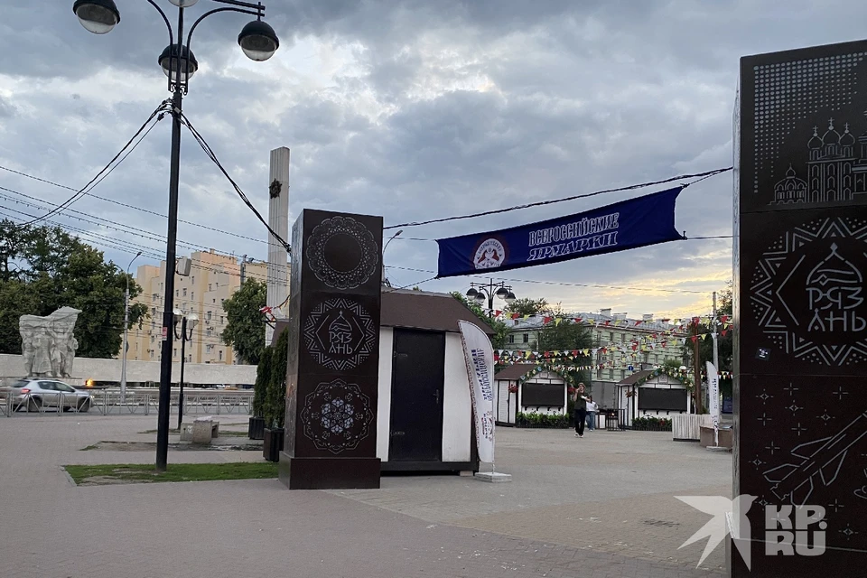 Торговля на площади Победы санкционирована правительством Рязанской области.