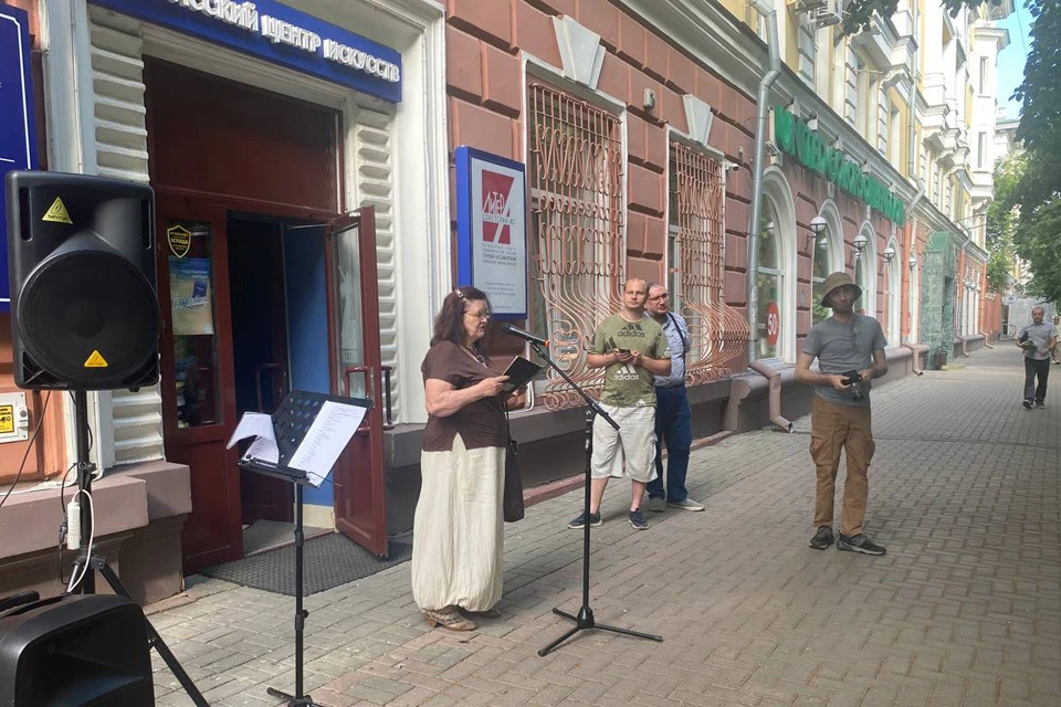 Кемеровчане массово читали собственные стихи в центре города. Фото: Марина ГЕРАСИМОВА