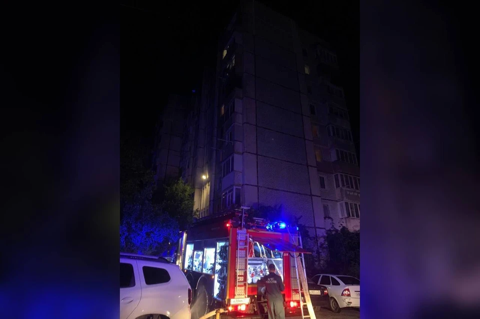 Один человек пострадал при ночном пожаре в Кисловодске. Фото: Евгений Моисеев