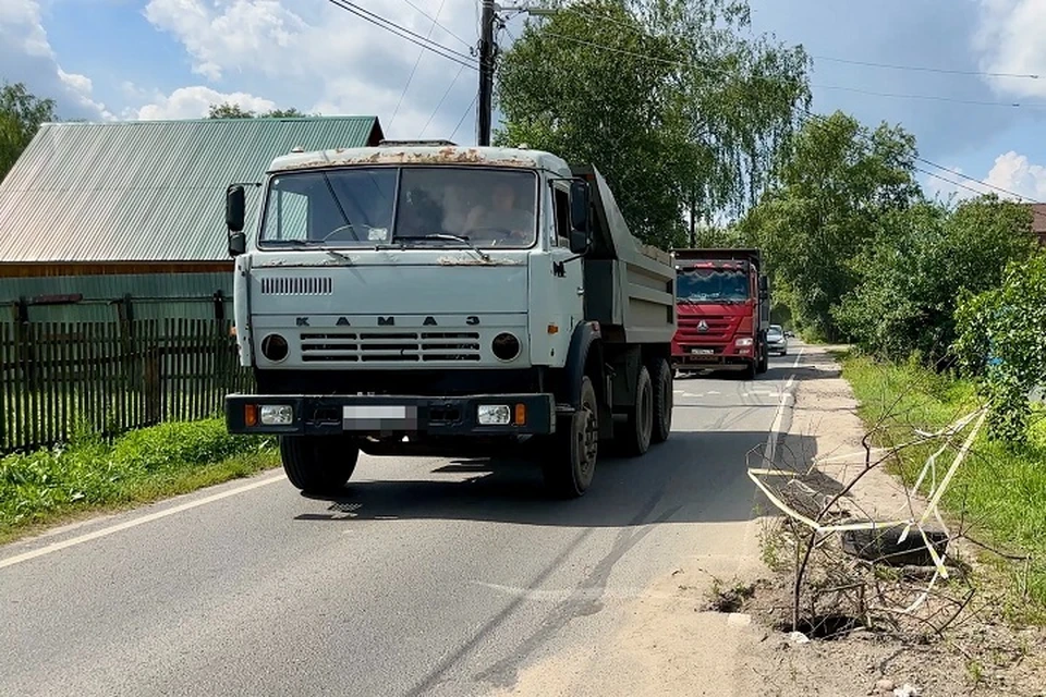 Фуры объезжают контроль по частному сектору. ФОТО: ОНФ по Ярославской области