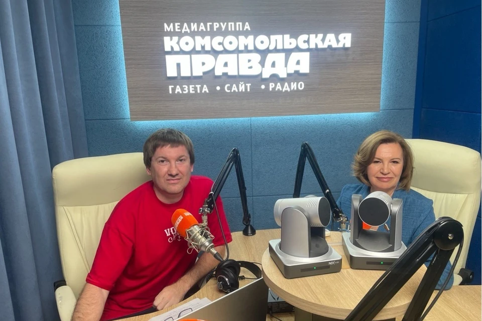 Ведущий Александр Семочкин и сенатор Марина Сидухина в студии радио «Комсомольская правда» 98.2 FM в Самаре.