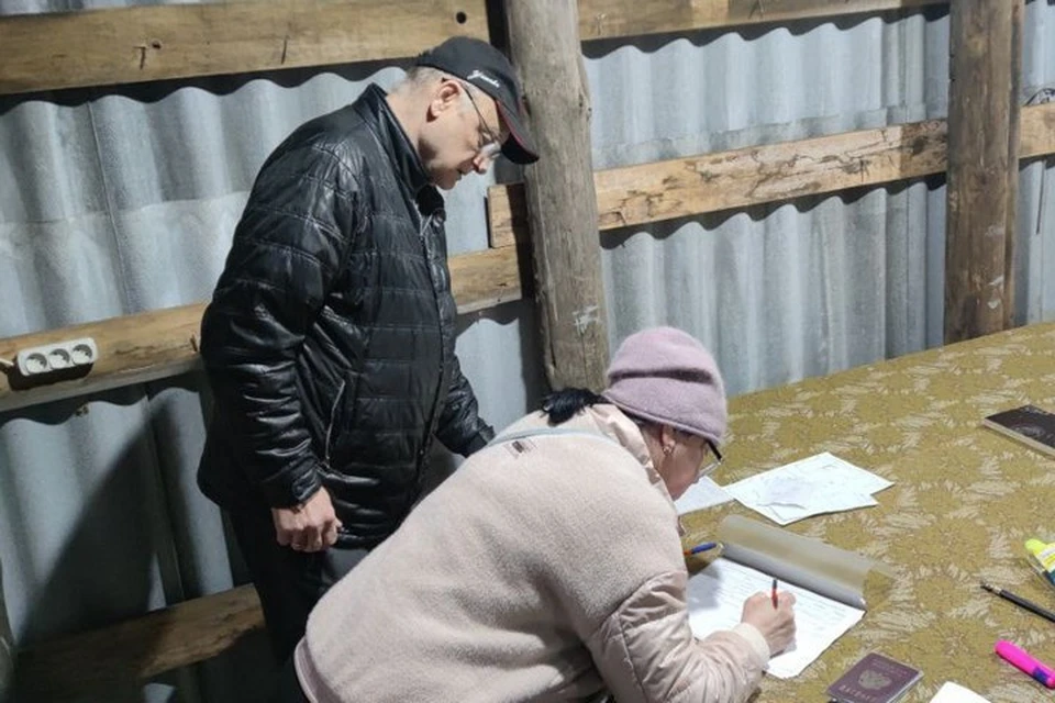 На территории Богоявленского кафедрального собора принимают заказы на стекла у людей, чье жилье пострадало от обстрелов. Фото: ТГ/ Горловская епархия
