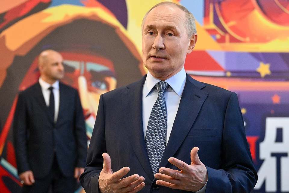 Президент РФ Владимир Путин во время разговора с работниками Магнитогорского металлургического комбината. Фото: Кристина Кормилицына/ТАСС