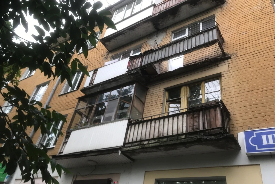 Остатки балконной плиты на всякий случай демонтировали, теперь вот такая дыра зияет, привлекает взоры прохожих.