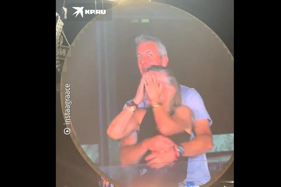 The Sun: Глава Astronomer Байрон попался на измене жене на концерте Coldplay, фото: скриншот из видео The Sun