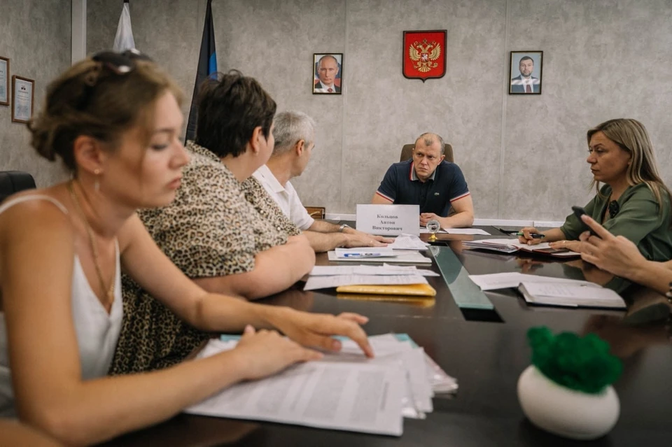 Глава Мариуполя Антон Кольцов встретился с инициативной группой жильцов многоквартирных домов по улице Куприна. Фото: ТГ/Кольцов