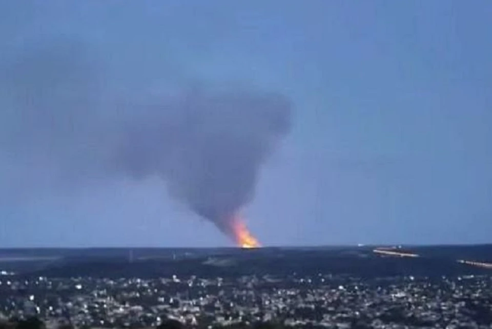 Огонь хорошо виден за несколько километров из Пятигорска. Фото: стоп-кадр видео очевидцев. Группа "Кстати, Пятигорск"