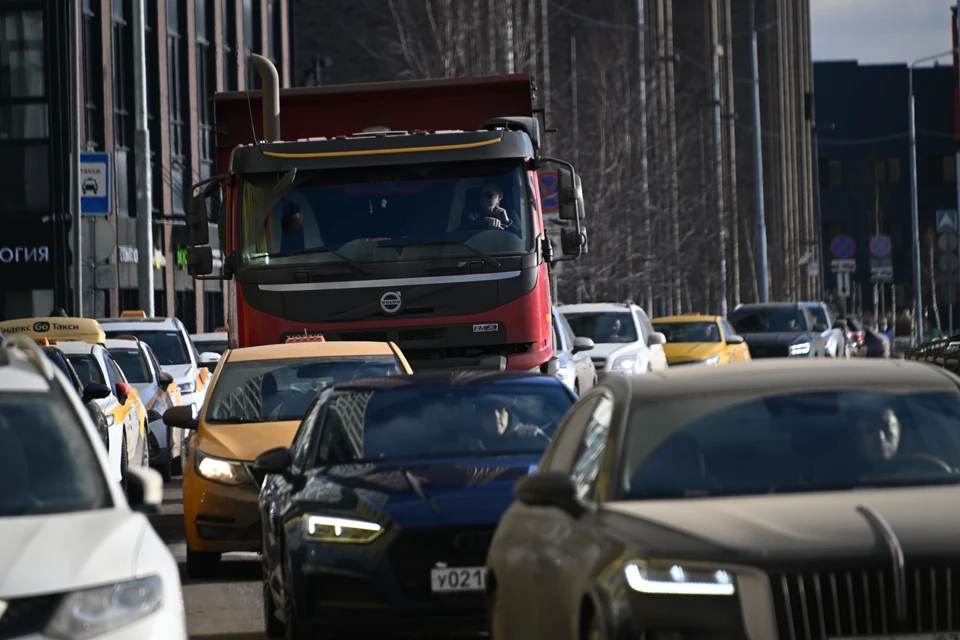 Очередь из 1235 автомобилей скопилась у Крымского моста из-за приостановки движения