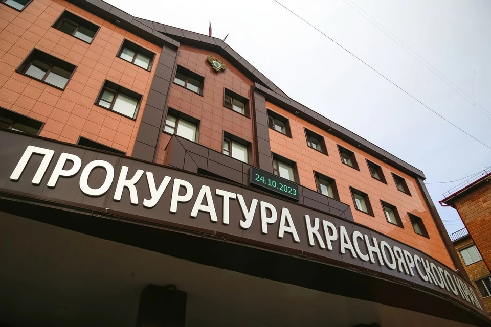 Жительница Красноярска жила в квартире с дырявым потолком