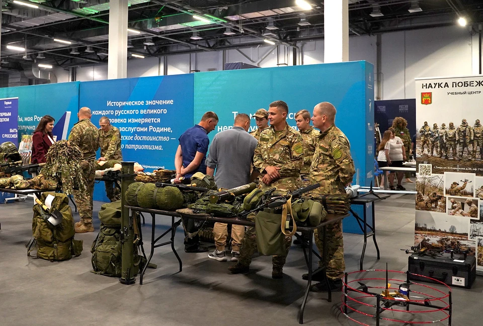 Одни из участников мероприятия. В парке развернута стендовая выставка.