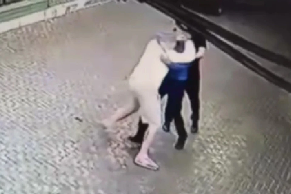 В Твери агрессивный молодой человек избил прохожего. Фото: скрин с видео с камер наблюдения / УВМД по Тверской области.