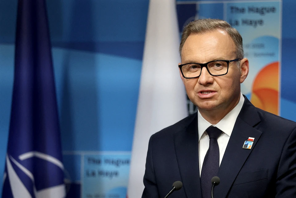 Fakt: Президент Польши Дуда упал с доски для серфинга перед журналистами
