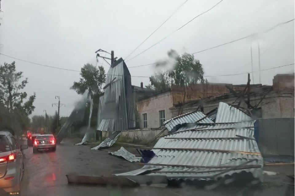 В Зиме ураган повалил деревья и повредил дома