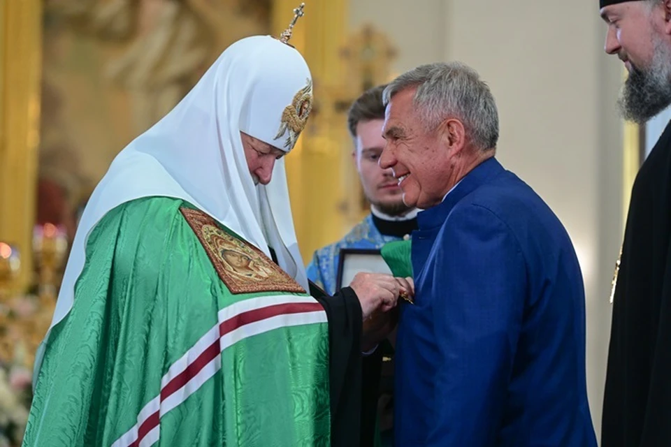 Раис, в свою очередь, поблагодарил Патриарха Кирилла за награду. Фото: пресс-служба раиса Татарстана